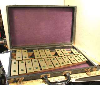   KITCHING EDUCATIONAL 1 1/2 OCTAVE XYLOPHONE IN CARRYING CASE  