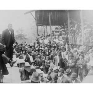  early 1900s photo Booker T. Washington standing on a stage 