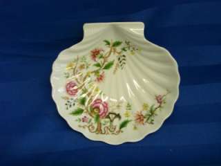 THIS IS A VINTAGE AND ELEGANT NEW LIMOGE SHELL SHAPED DISH WITH 