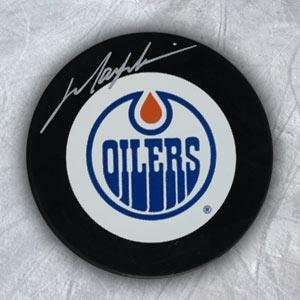  Mark Messier Autographed Puck   Autographed NHL Pucks 