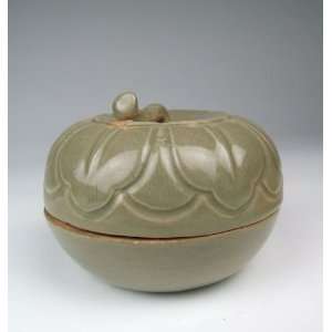  One Yue Ware Porcelain Melon shaped Puff Box, Chinese 