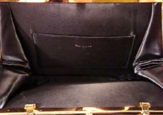   NICE HANDBAG FROM THE 1950s OR 1960s FEATURING BLACK PATENT LEATHER