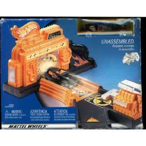  Hot Wheels Crash Test Playset   Comes with One Car Toys & Games