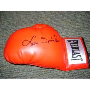 LEON SPINKS AUTOGRAPHED BOXING GLOVE W/PROOF ALI